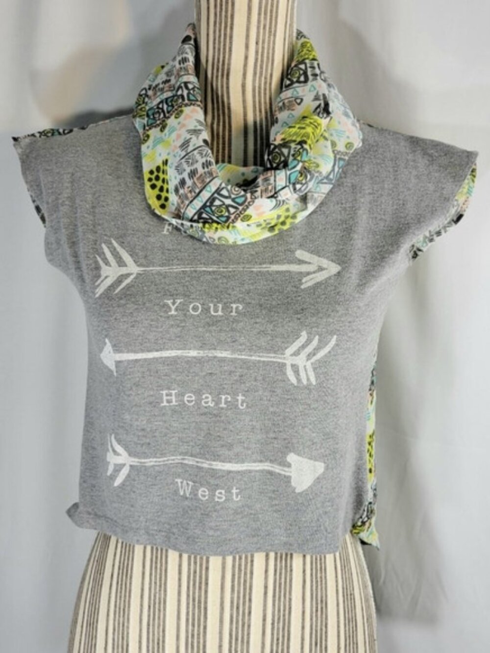 Harper & Elliott Grey Yellow White Arrow Split Back Crop Top w/Scarf Size XSmall